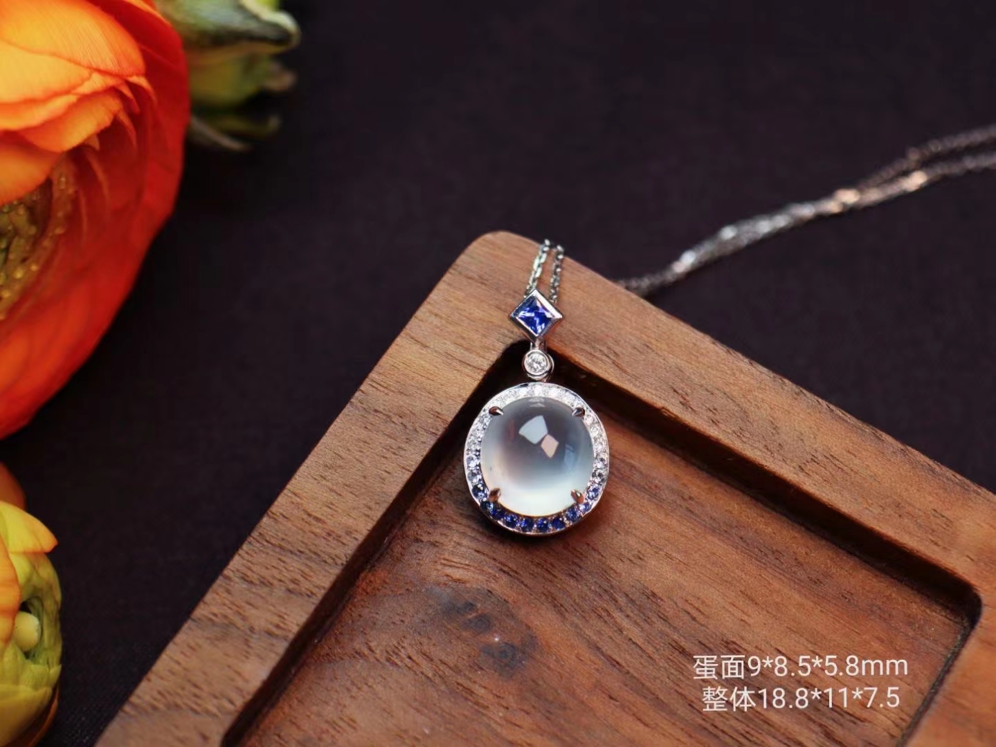 翡翠吊墜，高冰起光，熒光非常漂亮